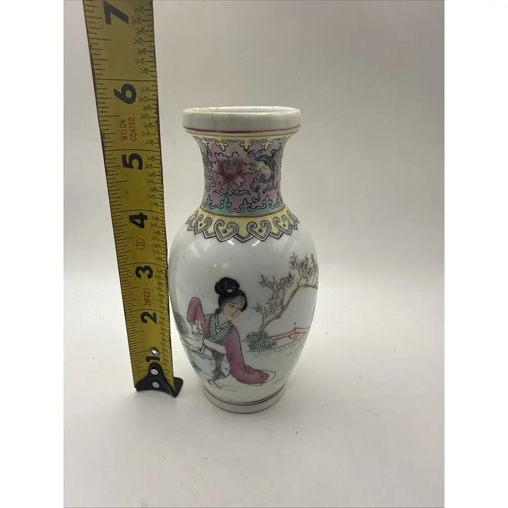 Vintage Chinese Famille Rose Porcelain Vase 5.5” Tall *